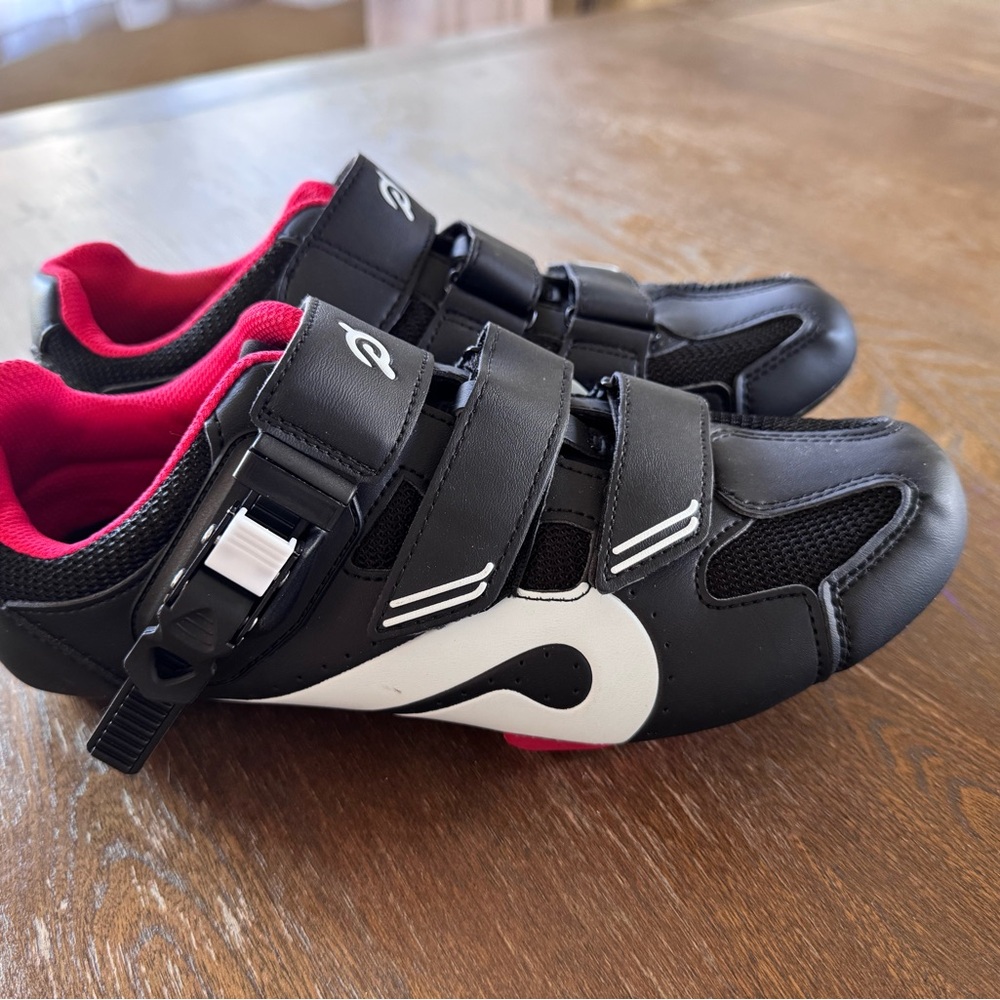 PELOTON New worn ONCE - Unisex Adults Size 41 Cycling Sneakers Shoes Black Red